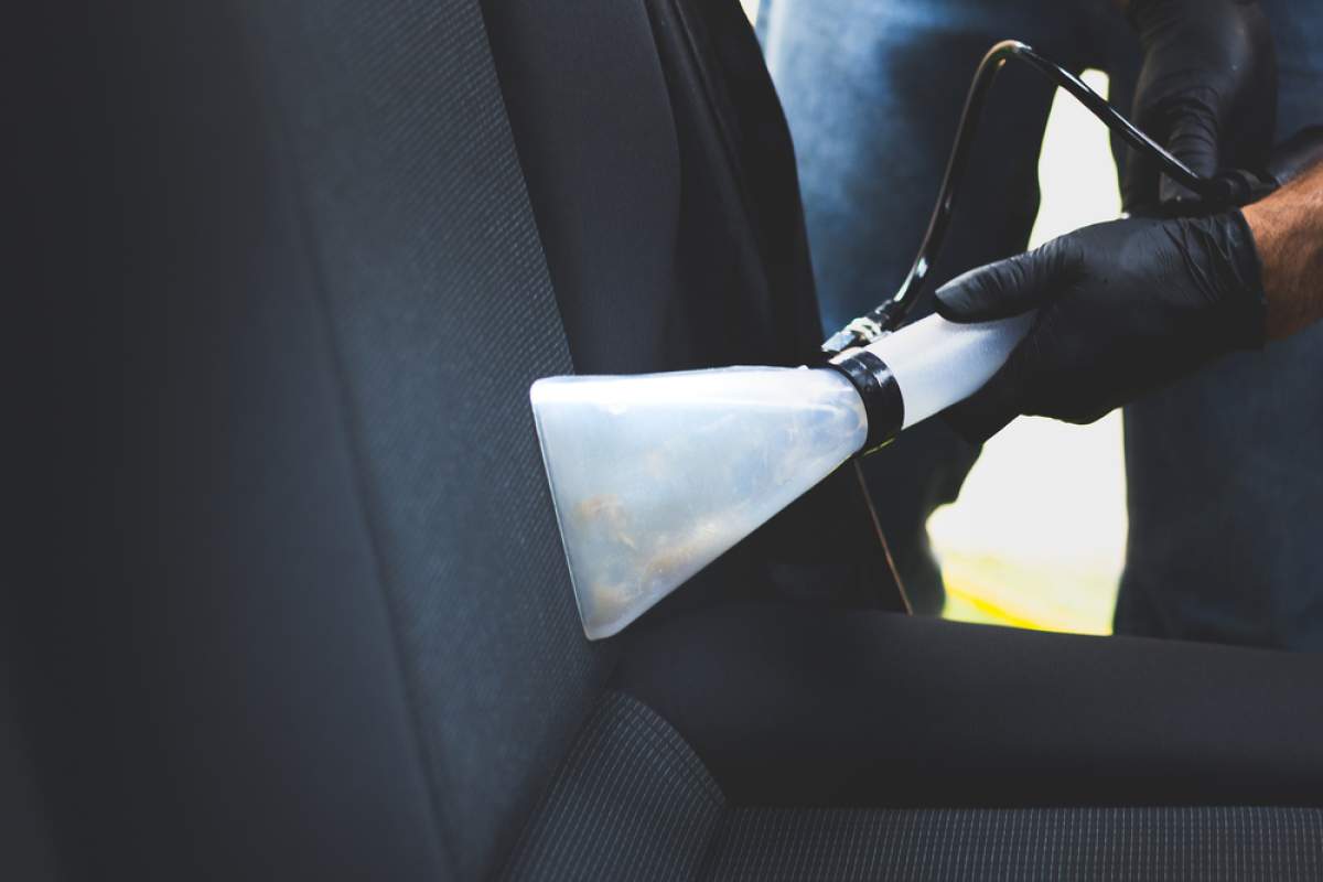 Globinsko čiščenje sedežev v avtomobilu