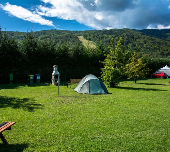 Kamp ima prostor za šotore, avte in kamperje