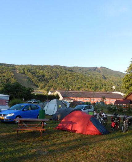 Postavljeni šotori v avtokampu