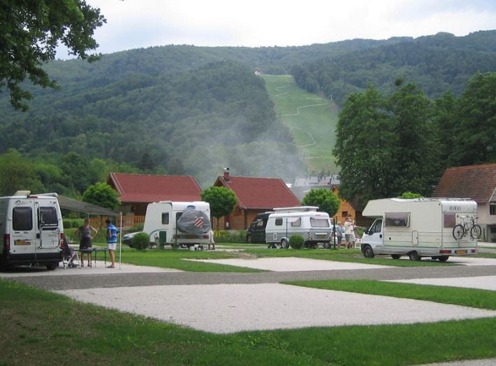 Pogled na smučišče in parkirane kamperje