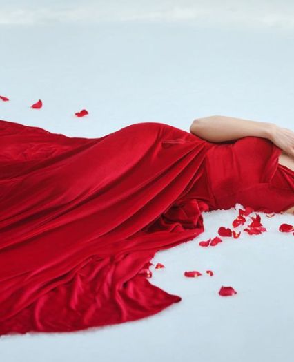 ženska v zapeljivi rdeči obleki