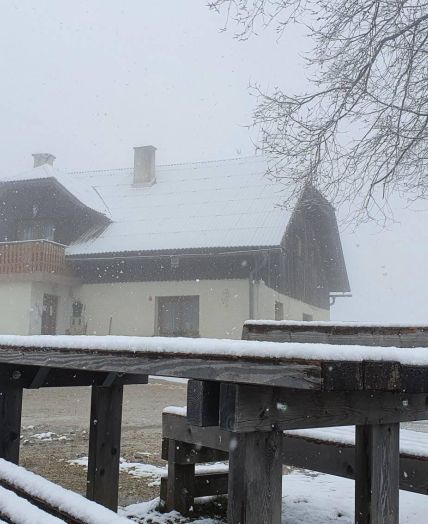 turistična kmetija bukovc v snegu