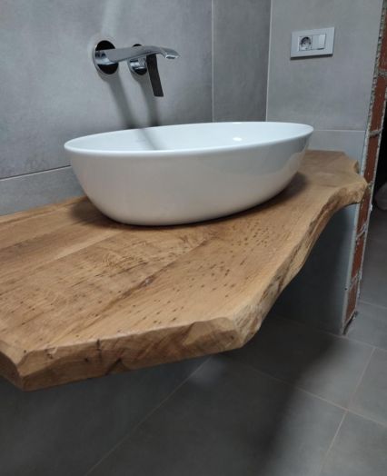lesena podloga v kopalnici