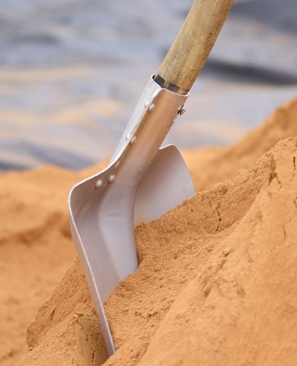kup peska in lopata
