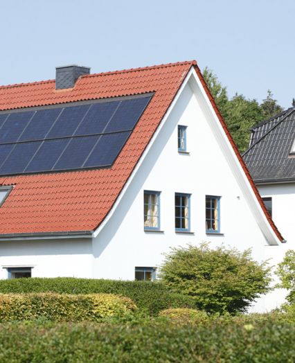 Sončni paneli pritrjeni na streho