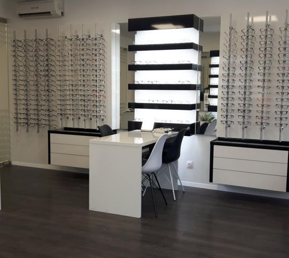 Naša optika v Mengšu ima za vas bogato izbiro korekcijskih očal