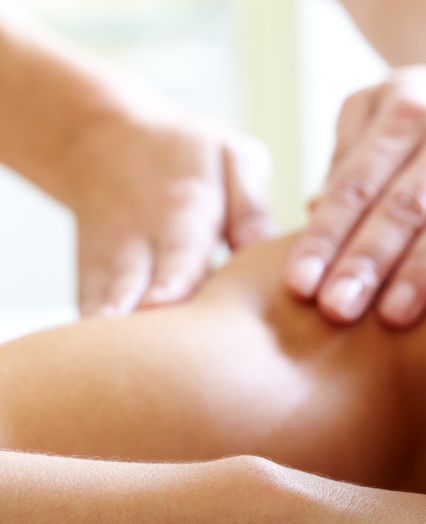 Izvajanje masaže hrbta