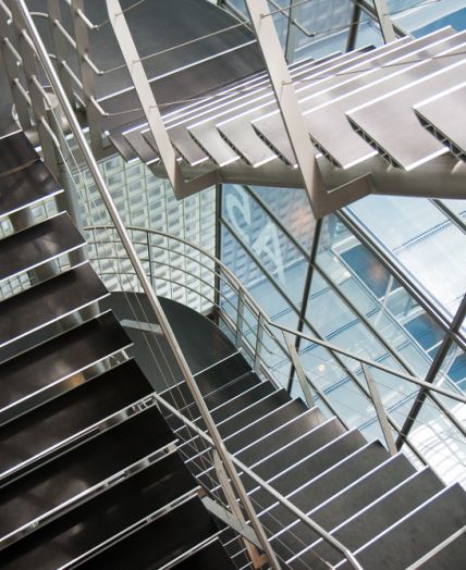 Stopnišče, ki ga krasi steklena ograja nekje v Sloveniji