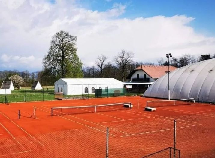 zunanja igrišče za tenis
