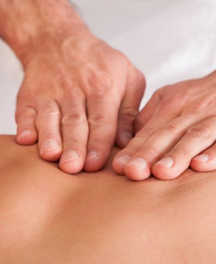 Obisk terapevtske masaže v Celju, kjer s točnimi gibi poiščemo vzrok za bolečine