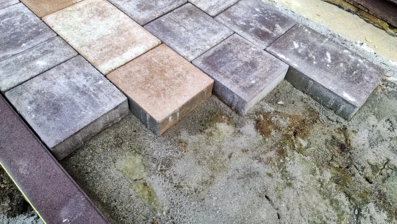 Betonske škarpe, tlakovanje in robniki za urejene zunanje površine