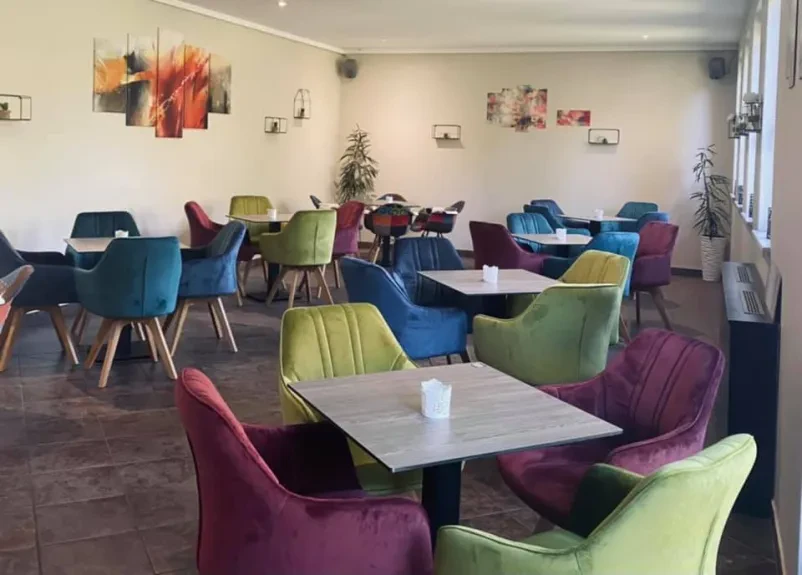 Zunanja terasa in parkiranje v kavarni Hajdina Ptuj