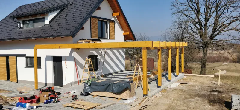 Ugodna izdelava lesenih nadstreškov Slovenija