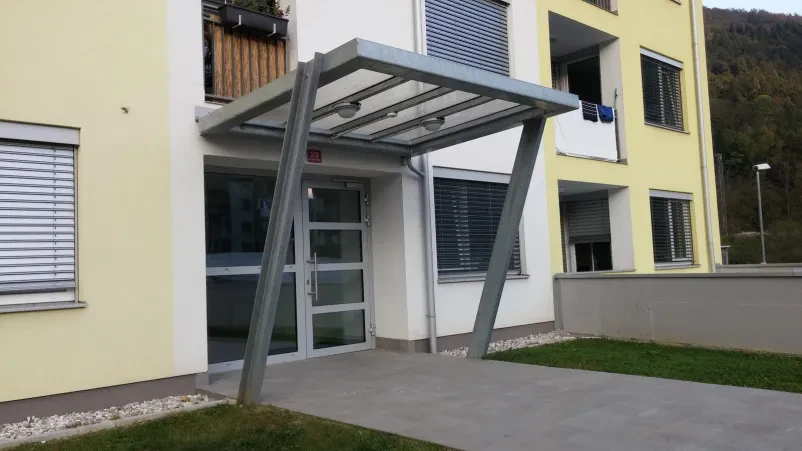 Jekleni nadstreški in hale Obala, Kras