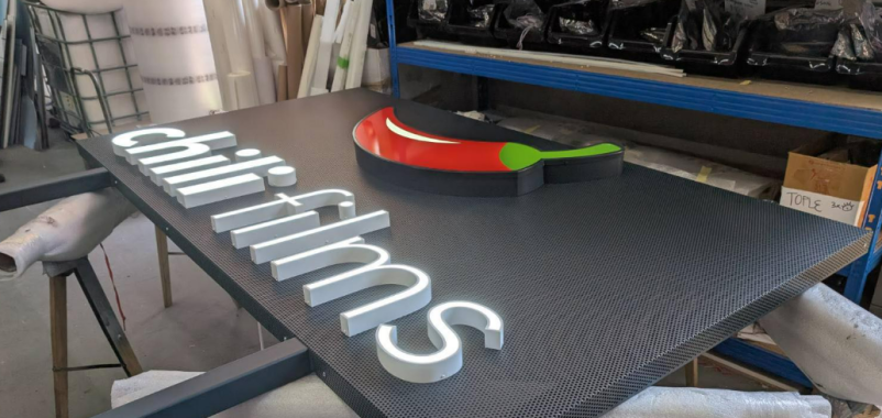 Svetlobni napisi in 3D črke – izdelava reklamnih tabel in napisov Slovenija