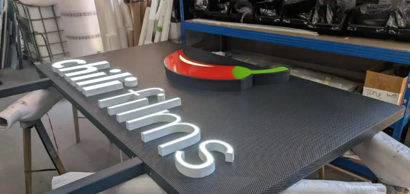 Svetlobni napisi in 3D črke – izdelava reklamnih tabel in napisov Slovenija