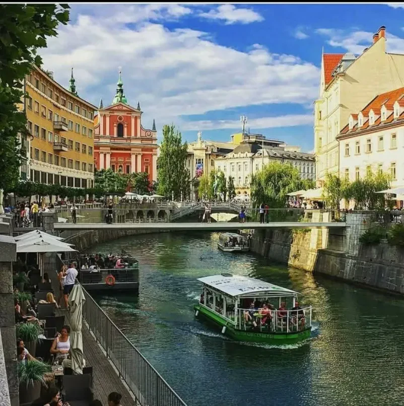 Ogled novoletnih lučk z ladjico po Ljubljanici