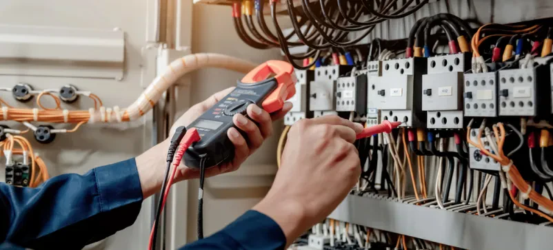 Sončna elektrarna, baterijski hranilnik in elektroinštalacije na enem mestu