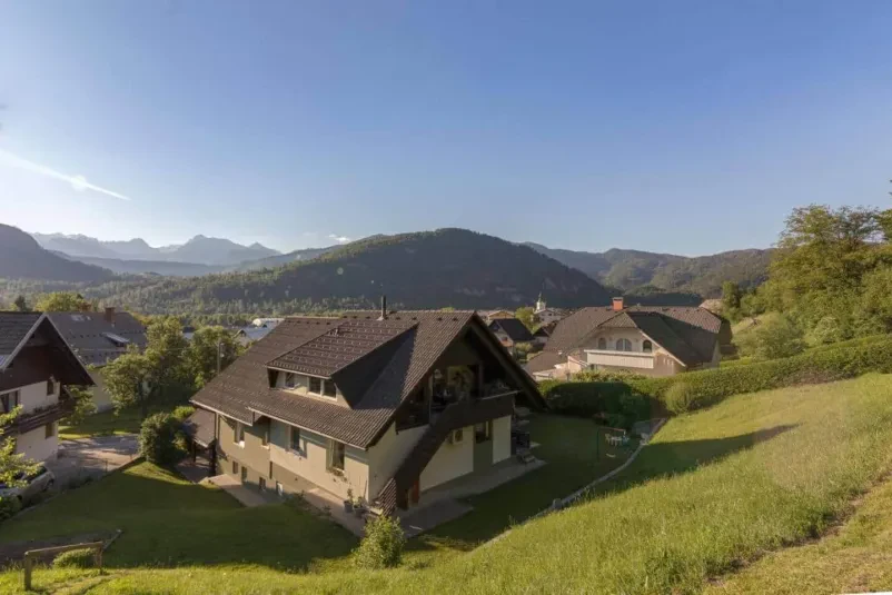 Slika počitniške nastanitve, hiša pod hribom v naravi v Bohinju
