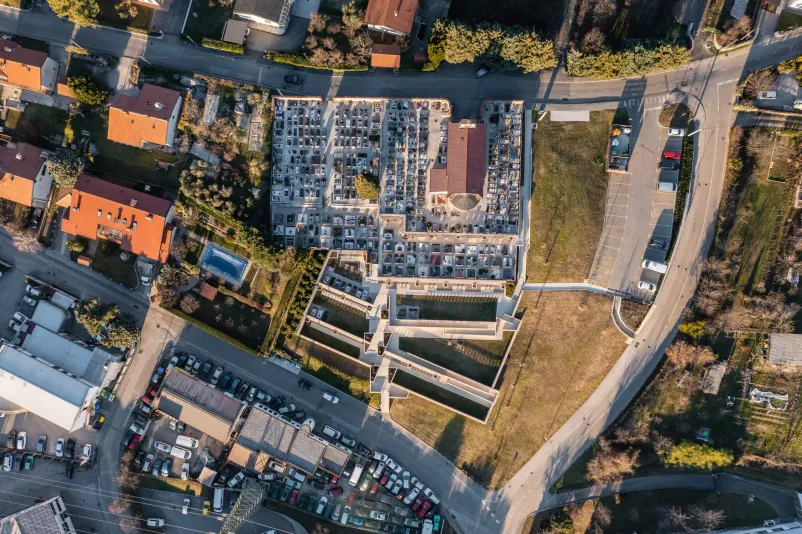 Javni trgi, tlakovanje in zunanje ureditve