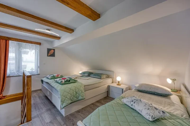 Počitniška hiša z bazenom Bela krajina