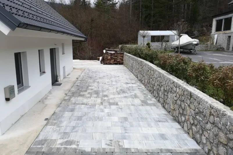 Ugodno tlakovanje dvorišč Kras