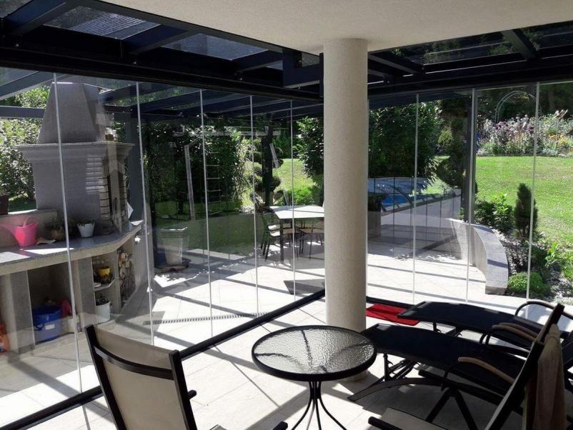 Zasteklitev terase Primorska, okolica