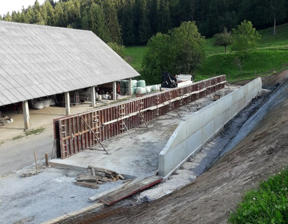 Zemeljska dela in izdelava škarp Slovenija za varno gradnjo