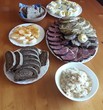 Okolico lahko raziskujete po pohodnih in kolesarskih poteh
