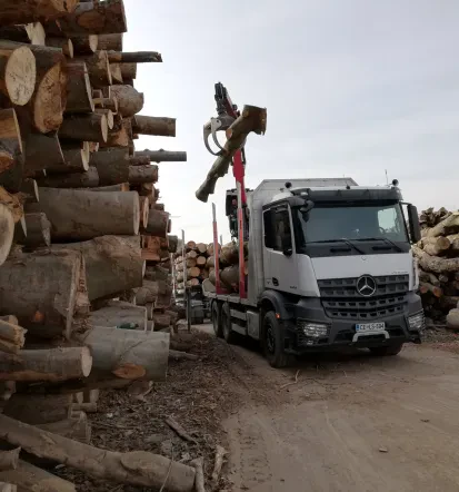 Smo pripravljen pomagati s svetovanjem o transportu in prodaji hlodovine ali lesne biomase
