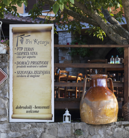 Kmečki turizem Kras, Goriška, sveže pečen hrustljavi kruh iz krušne peči