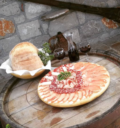 Kmečki turizem Kras, Goriška, pojedina, ki vključuje domača rebrca, prato, klobase