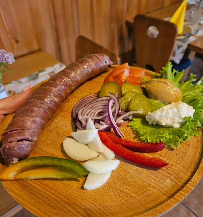 Turistična kmetija Emil, domače jedi, nočitve, Maribor, suhomesnati izdelki in klobase