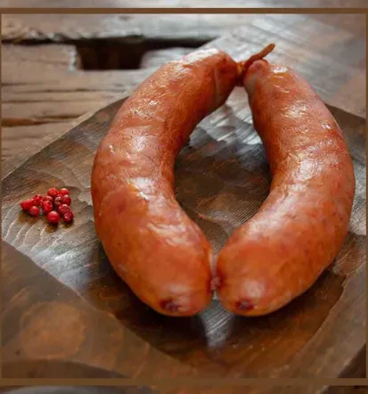 Tradicionalno pripravljena kranjska klobasa v Ljubljani