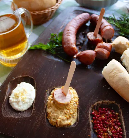 Kranjska klobasa s prilogo