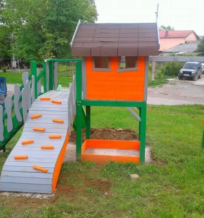 Lesena otroška igrala