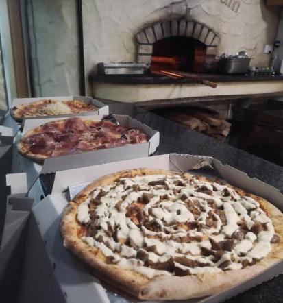 Picerija, gostilna, pice iz krušne peči, jedi po naročilu