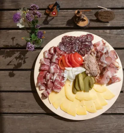 Domači suhomesnati izdelki, ekološka kmetija, brunarica