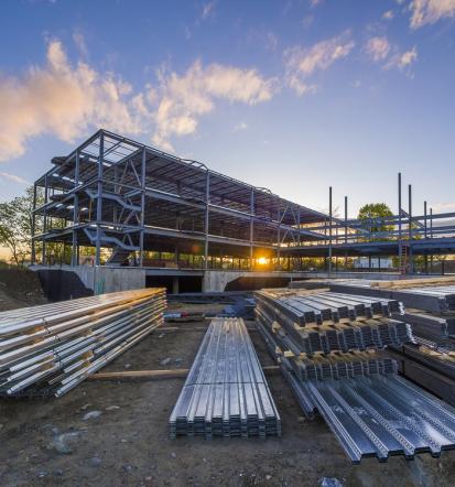 Smo strokovnjaki za gradnjo poslovnih, industrijskih in javnih objektov