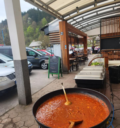 Privoščite si slastno pico in svež burek v okrepčevalnici Ambasada, Žiri, Gorenjska