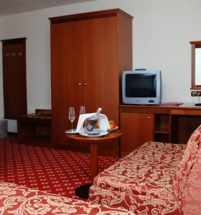 Notranjosti hotela je opremljena z masivnim pohištvom v bidermajer stilu