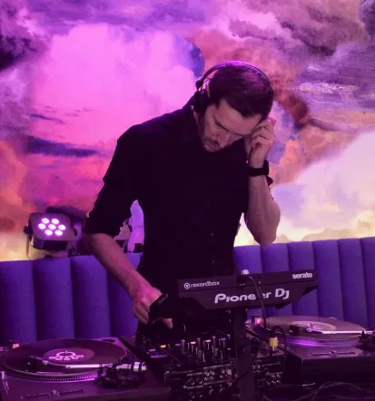 DJ