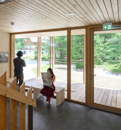 V sklopu društva planincev Dovje - Mojstrana je vključenih več planinskih koč