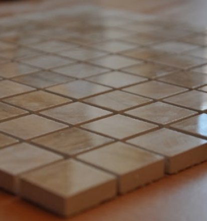 Izdelava nizkostenske obrobe je mogoča iz ploščic vseh vrst in dimenzij