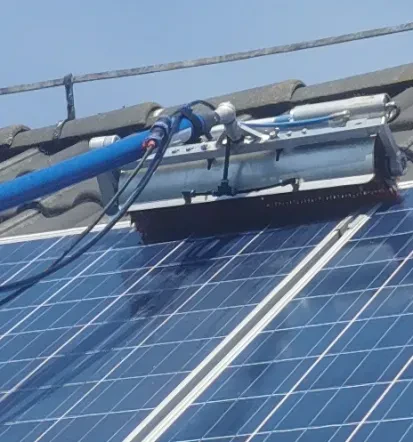 Čiščenje sončne elektrarne z robotom