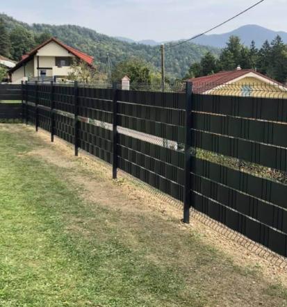 Panelne ograje z lesenim polnilom ali PVC trakom