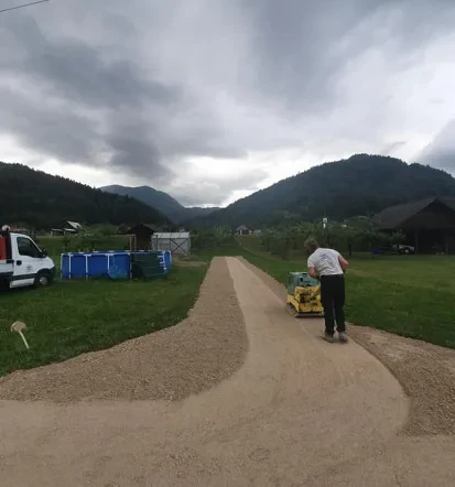 Naše podjetje vam zemljišče očisti in pripravi za gradnjo ali kmetijsko uporabo