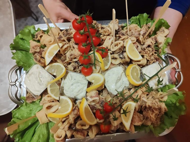 Privoščite si slastno pico in svež burek v okrepčevalnici Ambasada, Žiri, Gorenjska