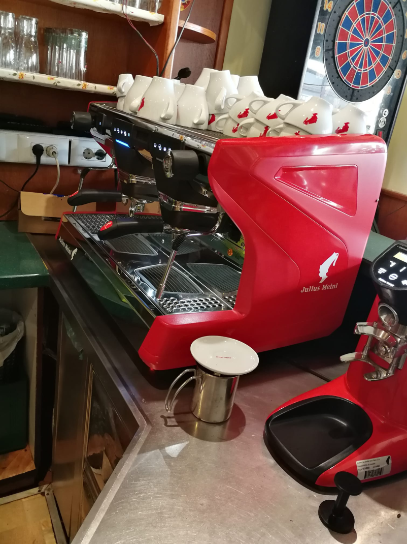 Bar in kavarna Polenšak vabi na dober beli špricer!