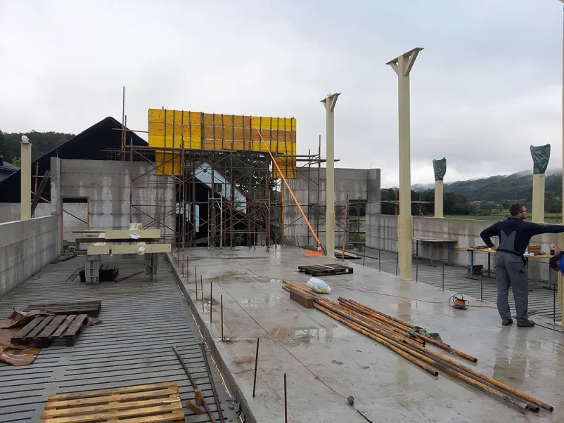 Izdelava betonskih rešetk za živali na kmetiji Savinjska